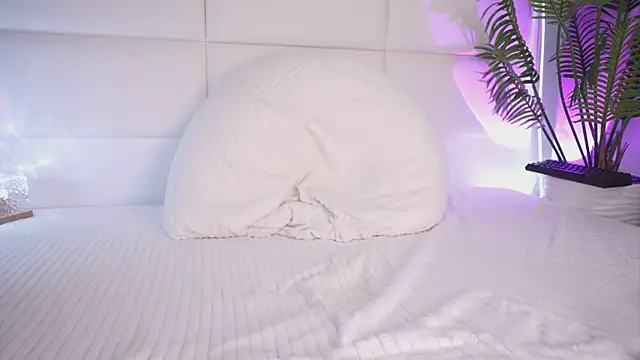 Snapshot of Juliadragon chatting on 12/10/24, 06:44 Juliadragon online show from 12/10/24, 06:44