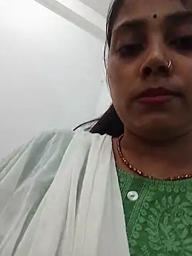 Snapshot of Simmi-00 chatting on 05/13/26, 05:38 Simmi-00 online show from 05/13/26, 05:38
