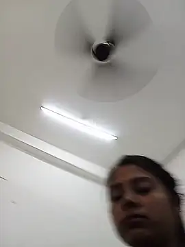 Snapshot of Simmi-00 chatting on 05/19/26, 04:52 Simmi-00 online show from 05/19/26, 04:52
