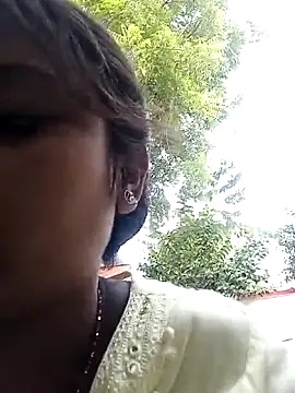 Snapshot of Simmi-00 chatting on 05/21/26, 12:01 Simmi-00 online show from 05/21/26, 12:01
