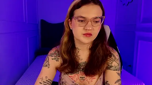 Snapshot of sashaglow_ chatting on 04/30/26, 07:25 sashaglow online show from 04/30/26, 07:25