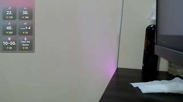 Snapshot of LUCYXS1 chatting on 06/17/26, 12:18 LUCYXS1 online show from 06/17/26, 12:18