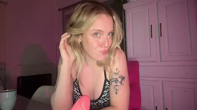Snapshot of sweetemma_x chatting on 05/01/26, 01:10 sweetemma x online show from 05/01/26, 01:10
