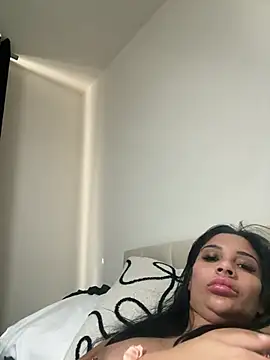 Snapshot of Miss_juicybabes chatting on 05/16/26, 08:00 Miss juicybabes online show from 05/16/26, 08:00