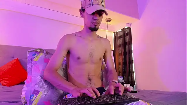 Snapshot of MichaelEvanss_ chatting on 05/16/26, 01:32 MichaelEvanss online show from 05/16/26, 01:32