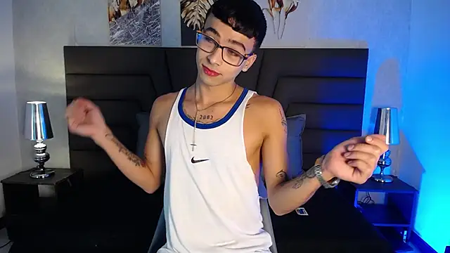Snapshot of The_skinny_boy_ chatting on 05/02/26, 03:55 The skinny boy online show from 05/02/26, 03:55