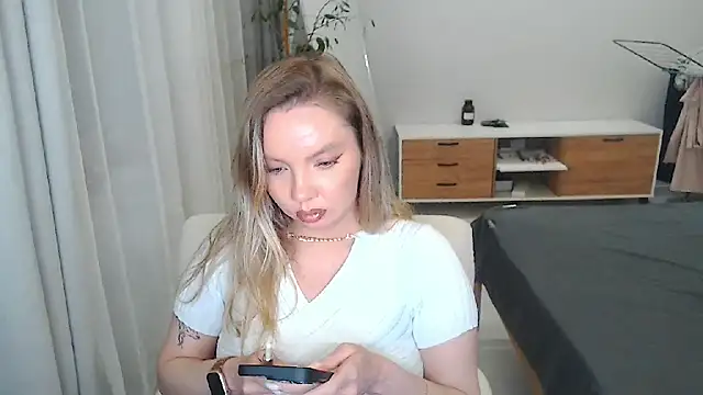Snapshot of PolinaXXXXXJones chatting on 05/07/26, 06:35 PolinaXXXXXJones online show from 05/07/26, 06:35