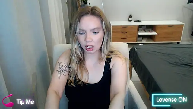Snapshot of PolinaXXXXXJones chatting on 05/08/26, 05:18 PolinaXXXXXJones online show from 05/08/26, 05:18