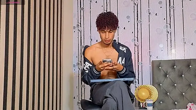 Snapshot of Alex_Bloom chatting on 06/16/26, 07:16 Alex Bloom online show from 06/16/26, 07:16