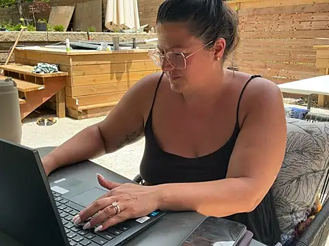 Snapshot of Madamebeton chatting on 06/24/26, 05:34 Madamebeton online show from 06/24/26, 05:34
