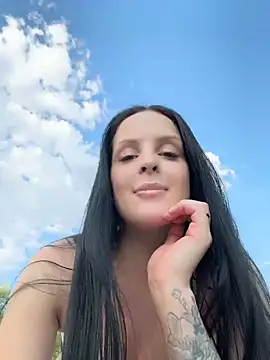 Evaryn online show from 05/18/26, 01:17