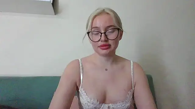 Snapshot of blond_canary chatting on 05/02/26, 05:40 blond canary online show from 05/02/26, 05:40