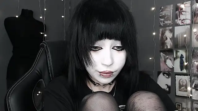 Snapshot of lucy8bit chatting on 05/02/26, 10:15 lucy8bit online show from 05/02/26, 10:15