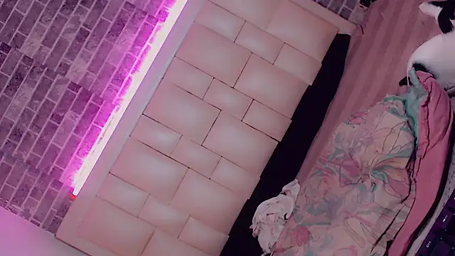 Snapshot of aurora_ts chatting on 05/17/26, 04:25 aurora ts online show from 05/17/26, 04:25