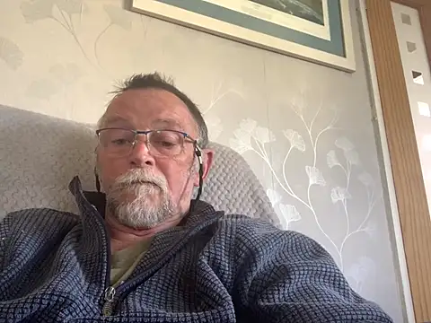 Snapshot of Moonraker64 chatting on 06/13/26, 03:32 Moonraker64 online show from 06/13/26, 03:32