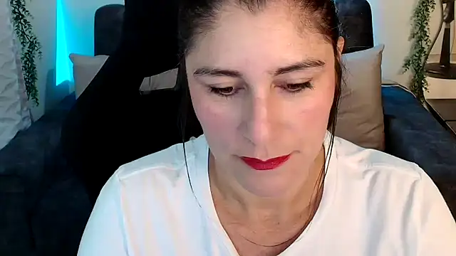Snapshot of LUCYMILF_SEXY chatting on 06/06/26, 04:01 LUCYMILF SEXY online show from 06/06/26, 04:01