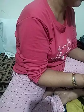Snapshot of amira567 chatting on 05/17/26, 05:31 amira567 online show from 05/17/26, 05:31