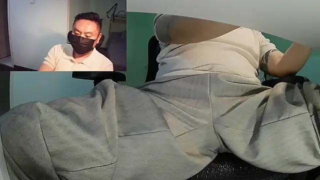 Snapshot of mrcake666 chatting on 05/15/26, 04:36 mrcake666 online show from 05/15/26, 04:36