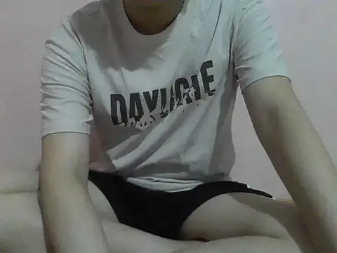 Zineyy online show from 06/30/26, 04:08