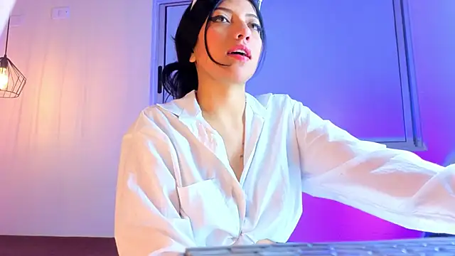 Snapshot of Ey_Im_simone_ chatting on 06/18/26, 12:20 Ey Im simone online show from 06/18/26, 12:20