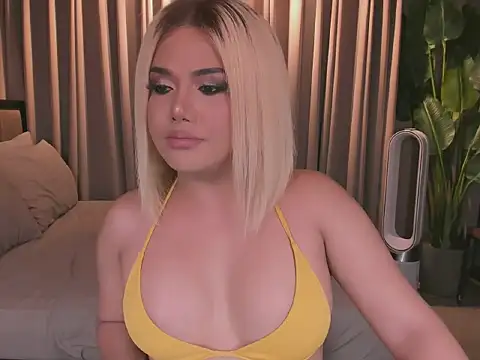 Snapshot of DreamangelTS chatting on 12/14/25, 12:38 DreamangelTS online show from 12/14/25, 12:38