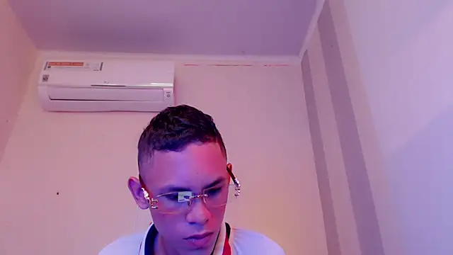 Snapshot of sombra_18 chatting on 08/03/26, 11:19 sombra 18 online show from 08/03/26, 11:19