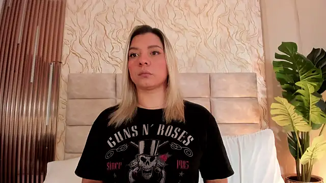 GinaSalanne online show from 06/08/26, 01:11