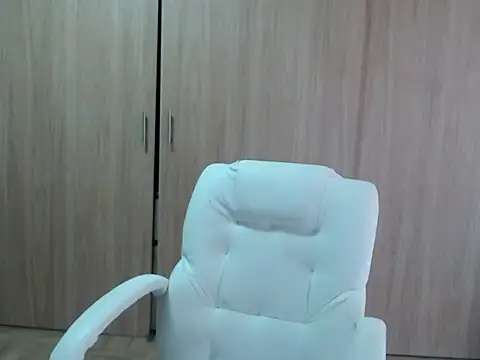 Snapshot of Haileey_ross chatting on 05/15/26, 01:07 Haileey ross online show from 05/15/26, 01:07