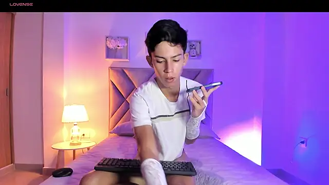 Snapshot of Baby_noahtt chatting on 06/19/26, 01:26 Baby noahtt online show from 06/19/26, 01:26