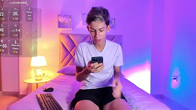 Snapshot of Baby_noahtt chatting on 06/26/26, 01:48 Baby noahtt online show from 06/26/26, 01:48