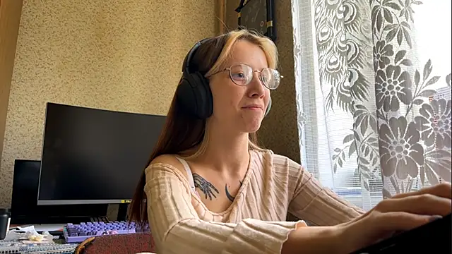 Snapshot of AliceGates chatting on 05/07/26, 07:14 AliceGates online show from 05/07/26, 07:14