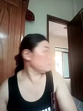 Snapshot of -Lytina- chatting on 05/27/26, 11:24 -Lytina- online show from 05/27/26, 11:24