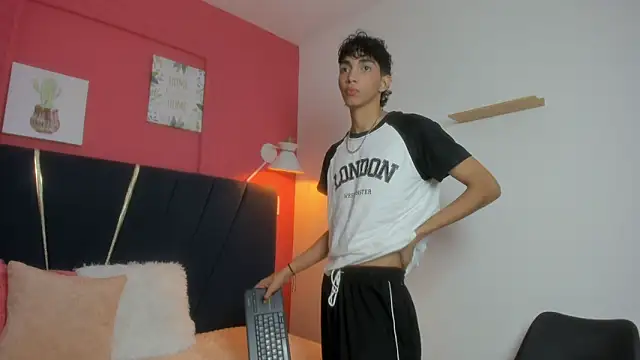 Snapshot of ero_boy40 chatting on 06/19/26, 04:06 ero boy40 online show from 06/19/26, 04:06