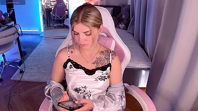 Snapshot of Leri_One chatting on 06/08/26, 06:36 Leri One online show from 06/08/26, 06:36
