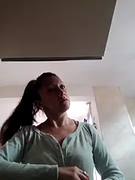 Snapshot of Vely_ chatting on 05/18/26, 07:31 Vely online show from 05/18/26, 07:31