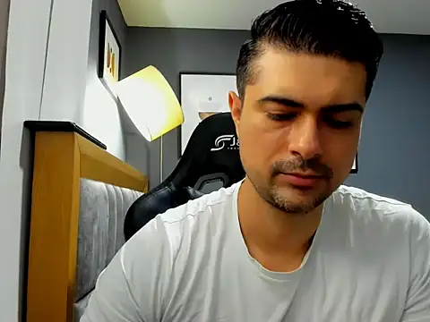Snapshot of ZEI-001 chatting on 05/19/26, 02:18 ZEI-001 online show from 05/19/26, 02:18