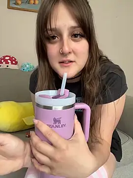 Snapshot of Hazel_Haze chatting on 05/18/26, 01:28 Hazel Haze online show from 05/18/26, 01:28