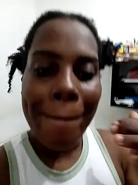 Snapshot of momspretty chatting on 05/09/26, 02:39 momspretty online show from 05/09/26, 02:39