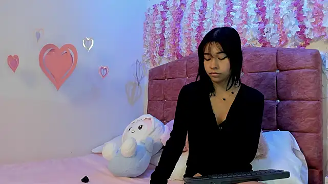 Snapshot of Naomy_Bloom chatting on 05/13/26, 07:22 Naomy Bloom online show from 05/13/26, 07:22