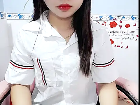 Snapshot of Emilysexy_cut chatting on 06/19/26, 04:50 Emilysexy cut online show from 06/19/26, 04:50
