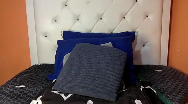 Snapshot of creamyamber chatting on 01/05/25, 02:06 creamyamber online show from 01/05/25, 02:06