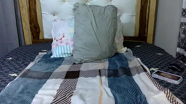 Snapshot of creamyamber chatting on 12/19/25, 02:40 creamyamber online show from 12/19/25, 02:40