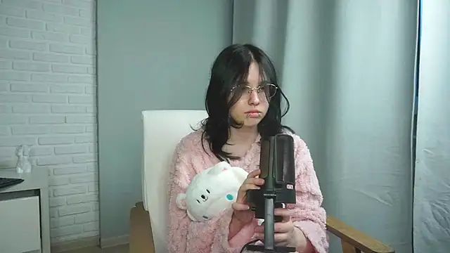 Snapshot of CloudyLina chatting on 05/12/26, 04:04 CloudyLina online show from 05/12/26, 04:04