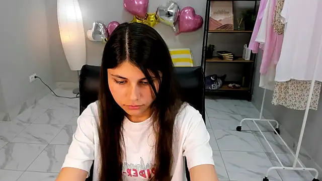 Snapshot of Sara_Morion chatting on 05/25/26, 01:28 Sara Morion online show from 05/25/26, 01:28