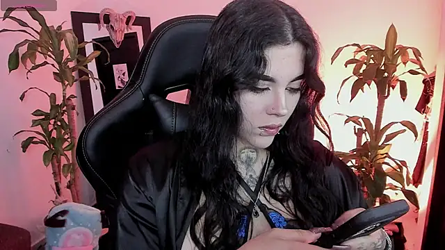 Snapshot of MissCharlottte_18 chatting on 06/25/26, 03:17 MissCharlottte 18 online show from 06/25/26, 03:17