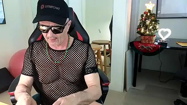 Snapshot of hotdadbod chatting on 12/21/24, 08:43 hotdadbod online show from 12/21/24, 08:43