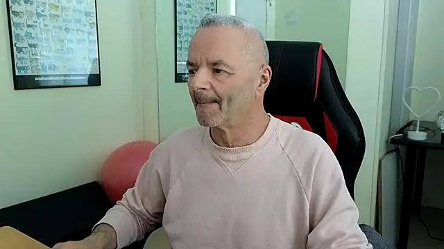 Snapshot of hotdadbod chatting on 01/11/25, 07:38 hotdadbod online show from 01/11/25, 07:38