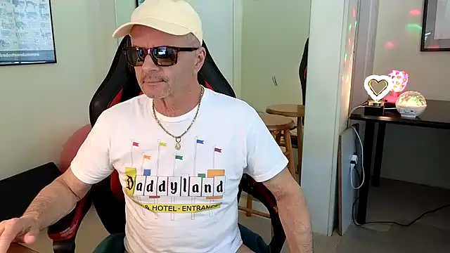 Snapshot of hotdadbod chatting on 01/22/25, 09:32 hotdadbod online show from 01/22/25, 09:32