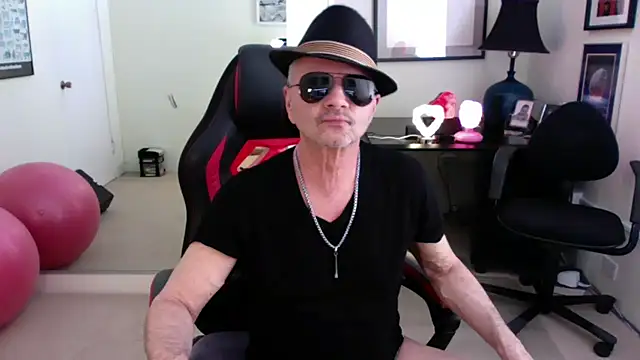 Snapshot of hotdadbod chatting on 02/23/25, 09:26 hotdadbod online show from 02/23/25, 09:26