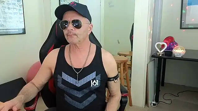 Snapshot of hotdadbod chatting on 03/19/25, 08:32 hotdadbod online show from 03/19/25, 08:32